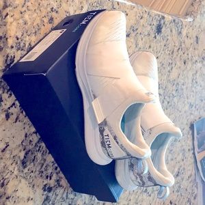 Tiem Core Latus.  Size 8.  EUC.  White and Snake pattern